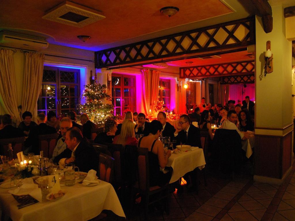 Hotel Jankow Жари Екстериор снимка