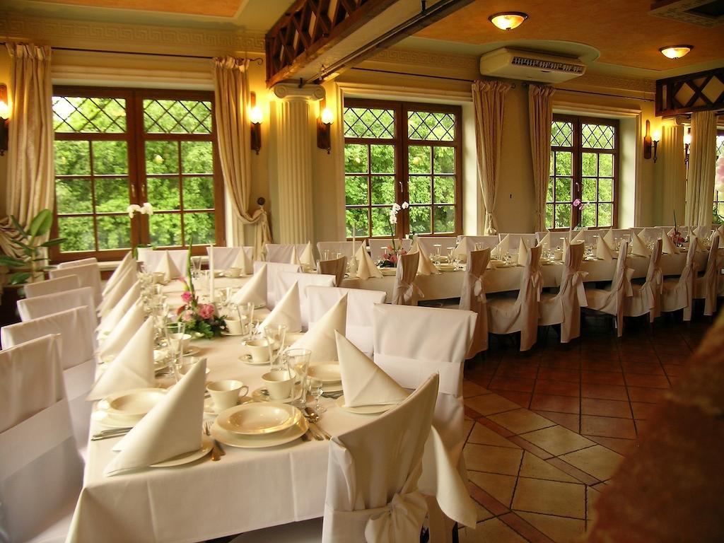 Hotel Jankow Жари Екстериор снимка