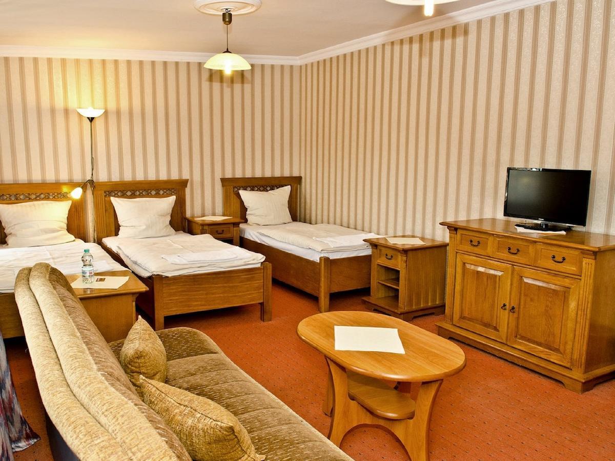 Hotel Jankow Жари Екстериор снимка