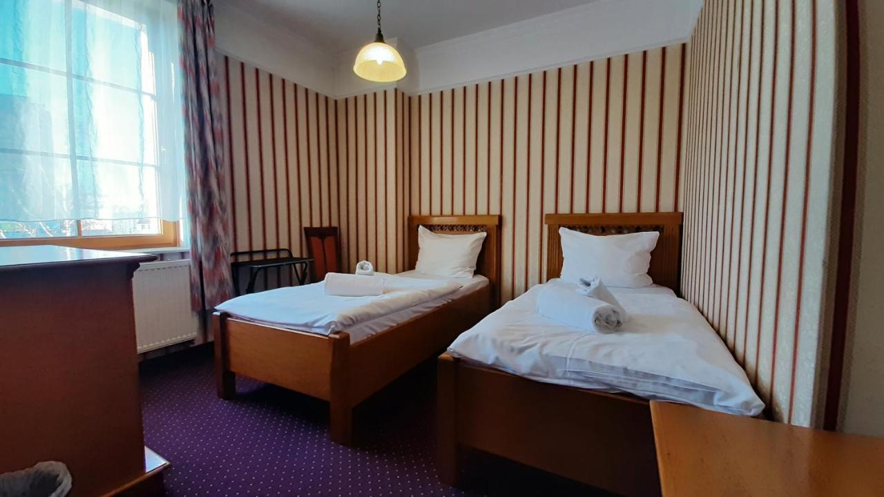 Hotel Jankow Жари Екстериор снимка