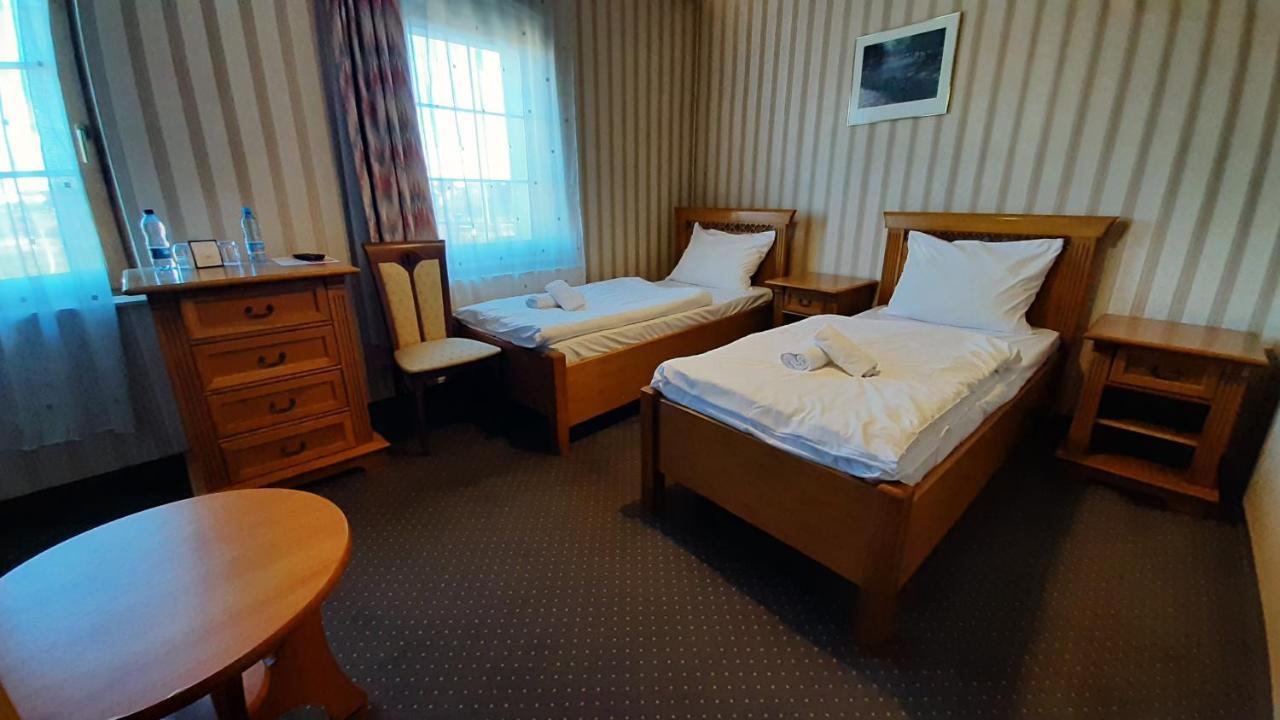 Hotel Jankow Жари Екстериор снимка