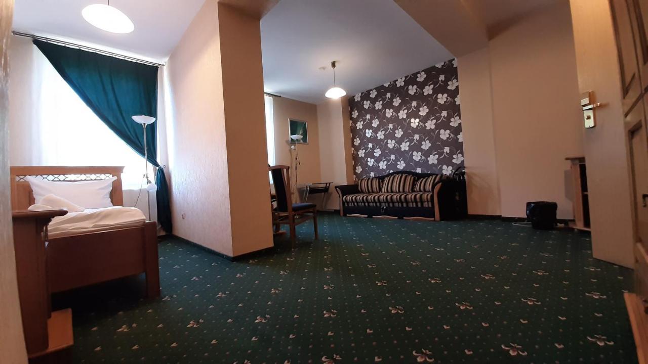 Hotel Jankow Жари Екстериор снимка