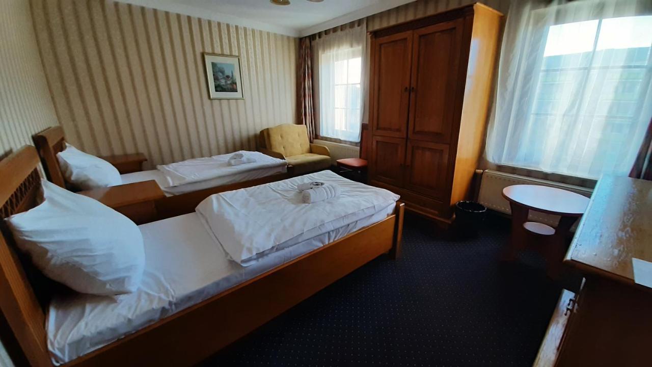 Hotel Jankow Жари Екстериор снимка