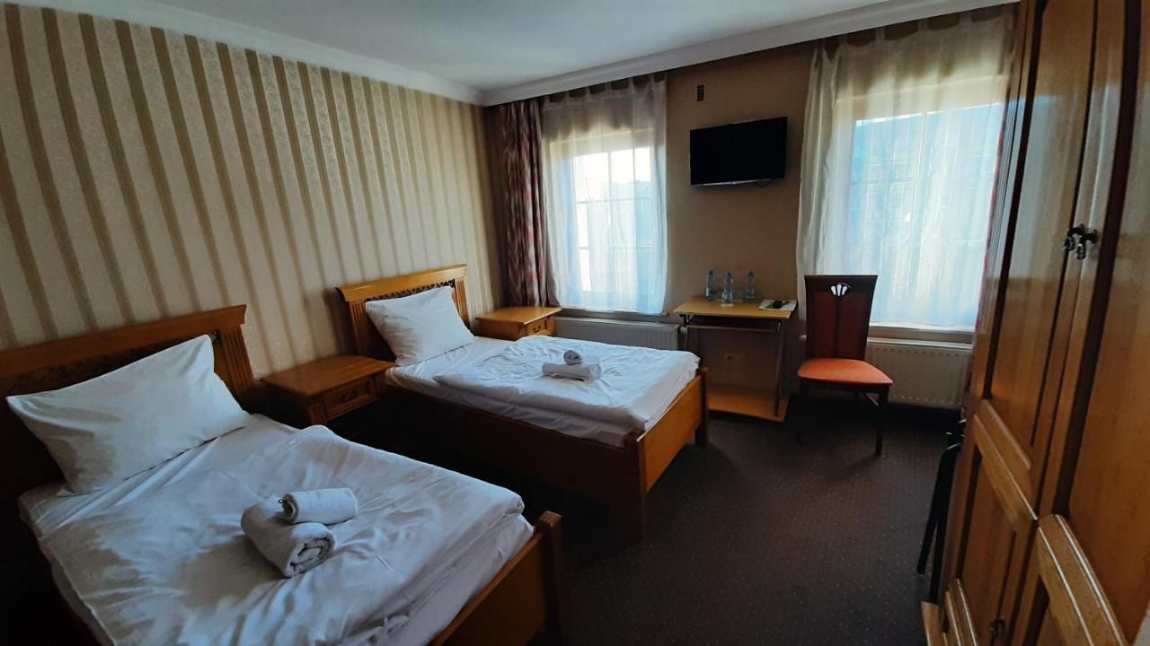 Hotel Jankow Жари Екстериор снимка