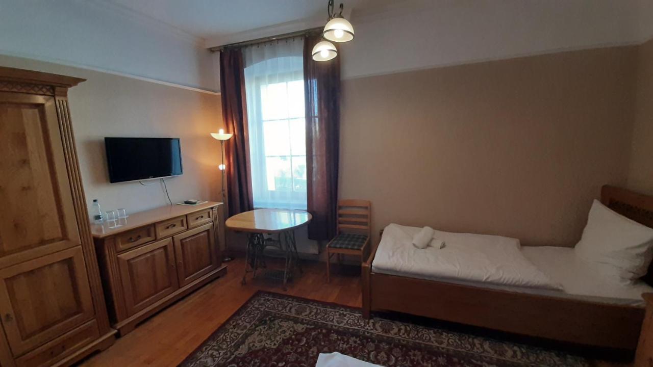 Hotel Jankow Жари Екстериор снимка